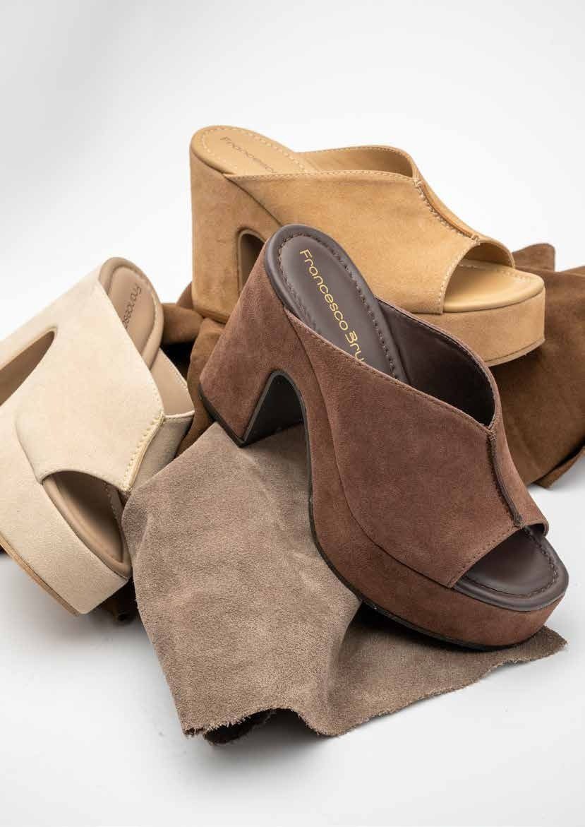 Scarpe campione impilate una sull'altra, come si vedono in campionario