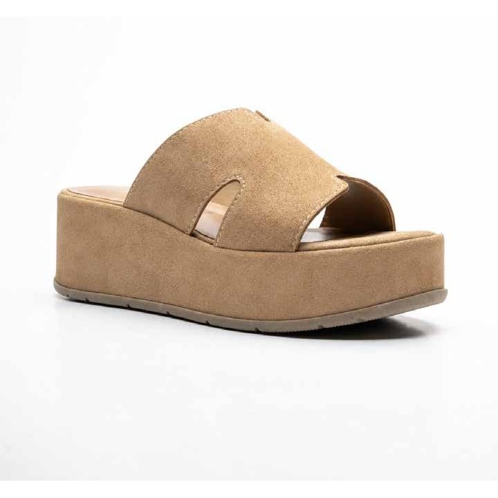 Sabot color cammello in camoscio con plateau