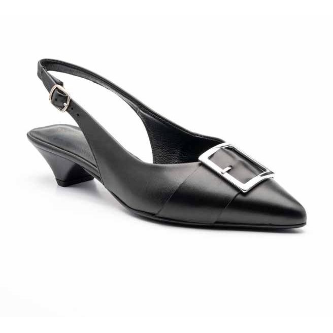 Slingback nera con fibbia gioiello sul collo del piede